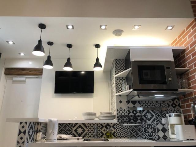 Aix, Neuf Equipe Apartment
